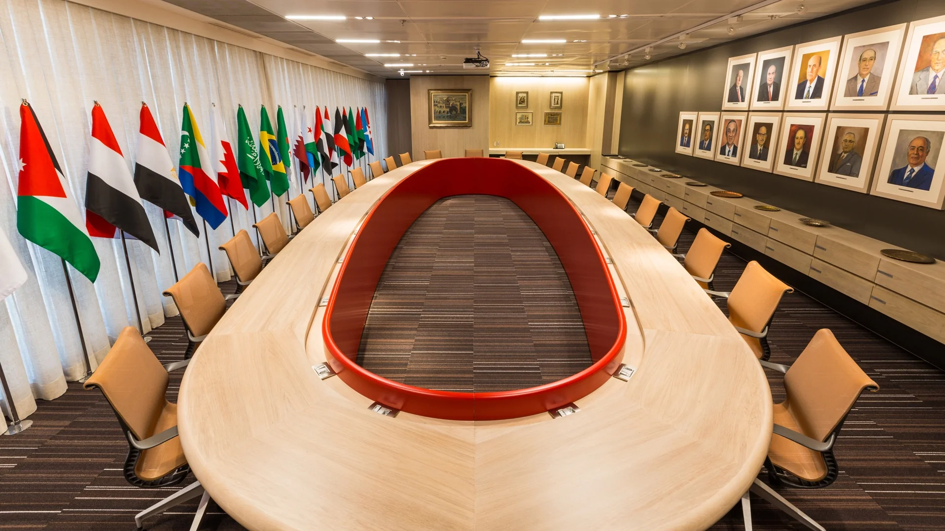 Autoridades e executivos no palco de uma edicao do Forum Economico Brasil & Paises Arabes realizada pela CCAB